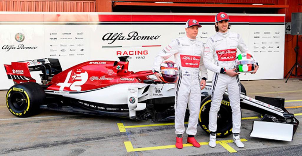 Kimi Räikkönen (till vänster) och Antonio Giovinazzi framför Alfa Romeo -bilen.