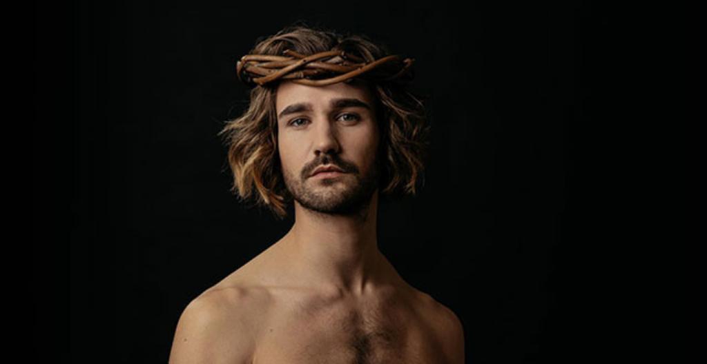 I år är det skådespelaren Eric Barco som spelar Jesus i påskvandringen Via Crucis i Helsingfors.