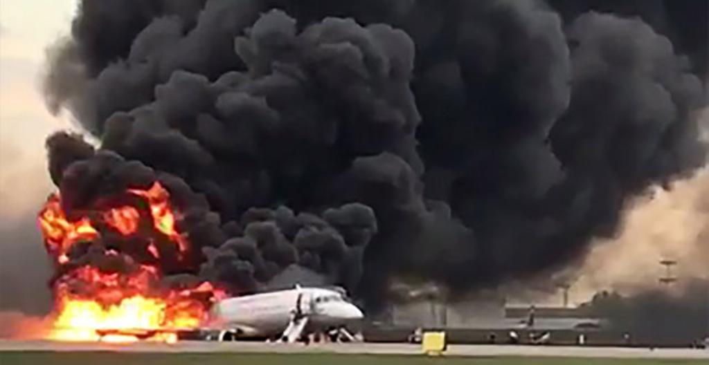 Ett flygplan nödlandade och började brinna i Ryssland.