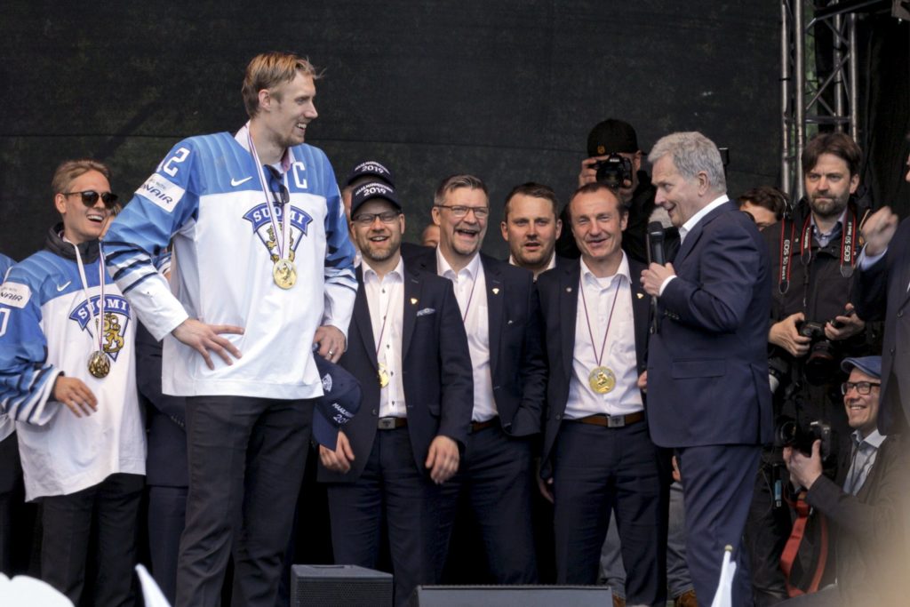 President Sauli Niinistö (till höger) gratulerar ishockeylaget och dears kapten MarkoAnttila (till vänster).