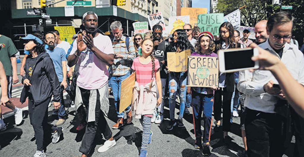 Människor demonstrerade för klimatet i New York i USA. I mitten syns den svenska klimataktivisten Greta Thunberg.