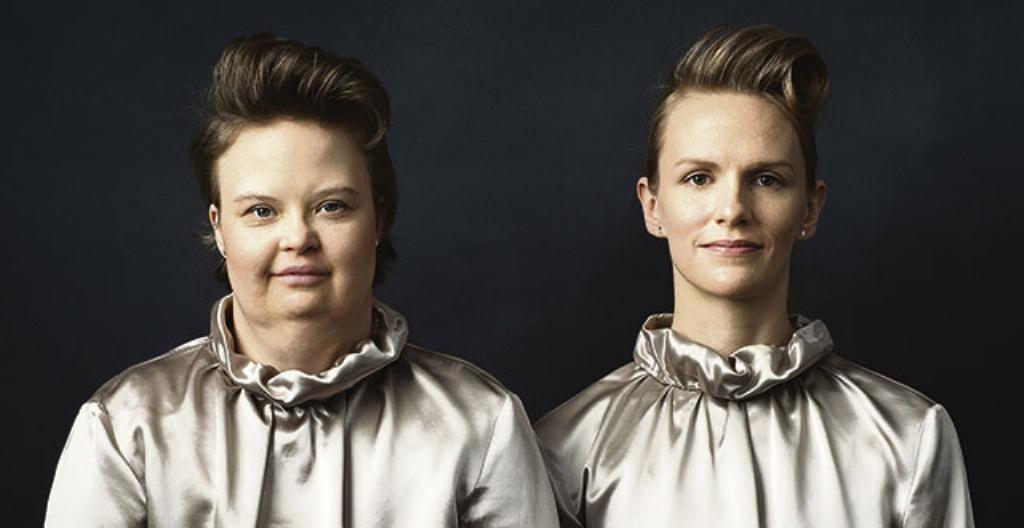 Karolina Karanen och Sophia Heikkilä spelar tvillingprinsessorna i DuvTeaterns nya pjäs.