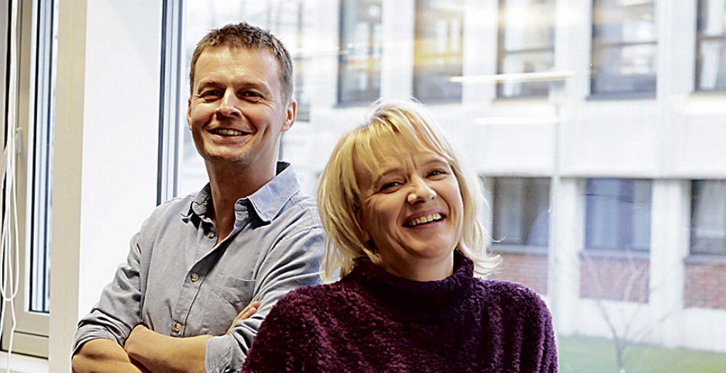 Joakim Rundt och Camilla Andelin är två av redaktörerna som gör radionyheter på lätt svenska.