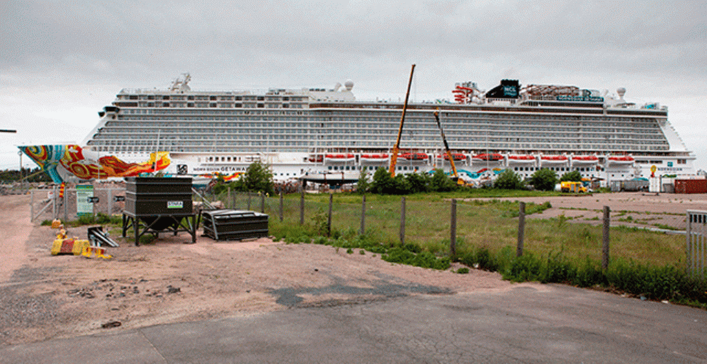 Ett stort kryssningsfartyg i Helsingfors sommaren 2019.