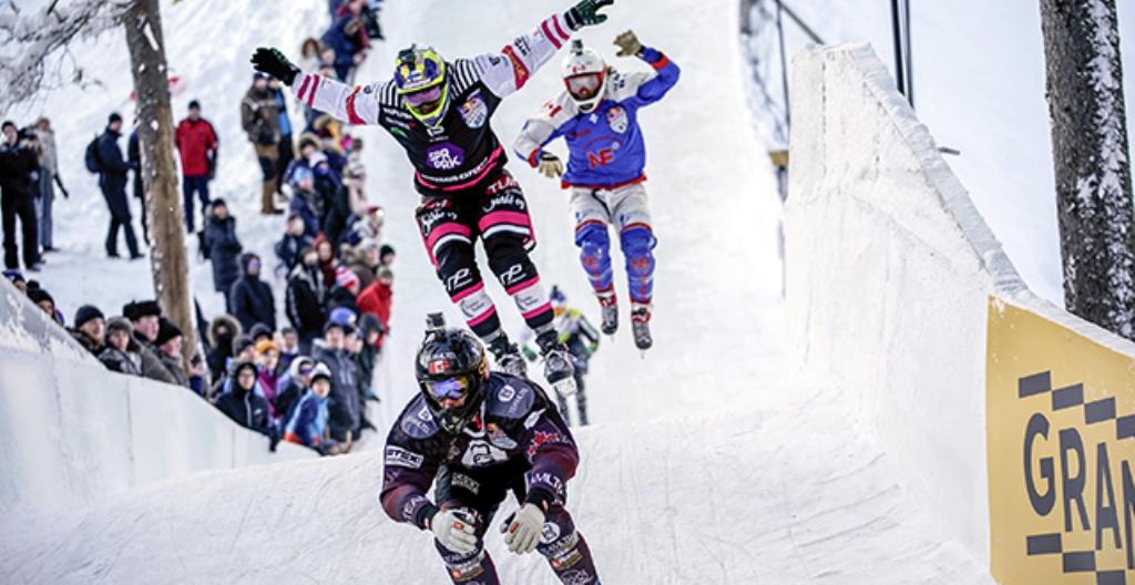 I skridskocross åker man ner för en isbana med skridskor.