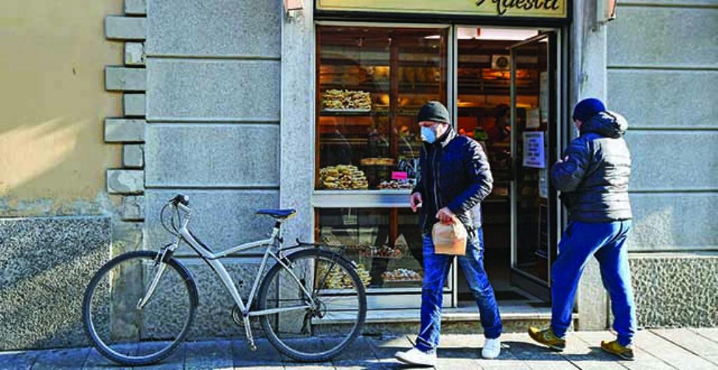 En kund hade andningsskydd när han handlade i ett bageri i norra Italien. Han ville skydda sig mot smitta.