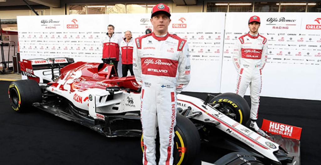 Kimi Räikkönen framför sin Alfa Romeo-bil.