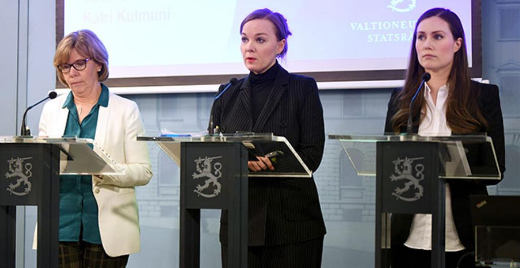 Justitieminister Anna-Maja Henriksson (till vänster), finansminister Katri Kulmuni och statsminister Sanna Marin berättar om att Finland nu tar i bruk en beredskapslag.