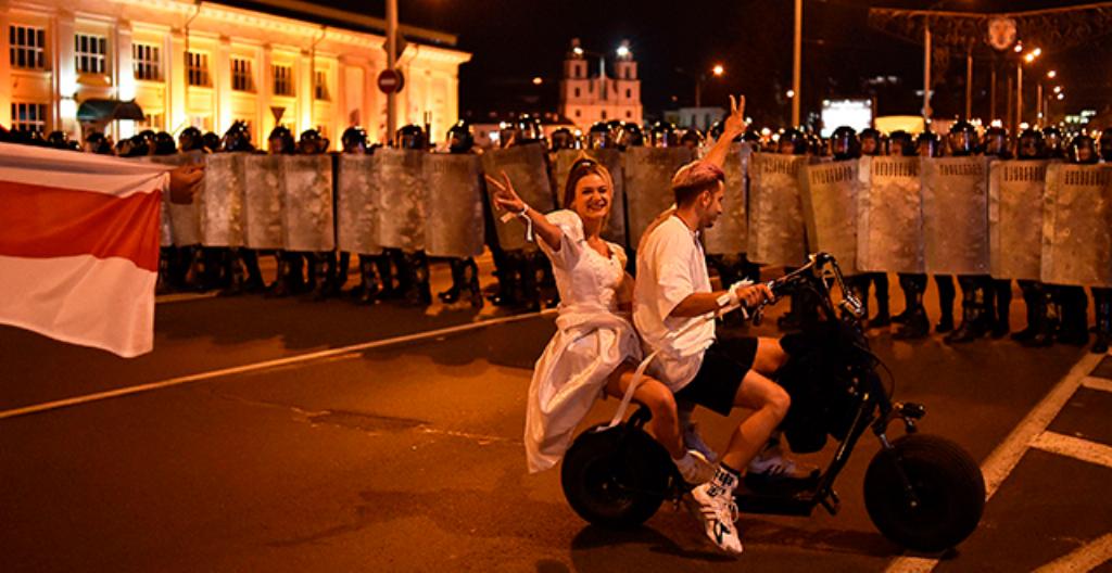 Demonstranter körde skoter i staden Minsk i Belarus den 9 augusti.
