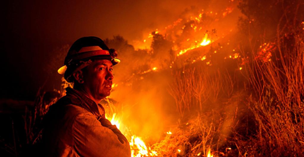 Det är svårt för brandmännen att släcka elden i Kalifornien.