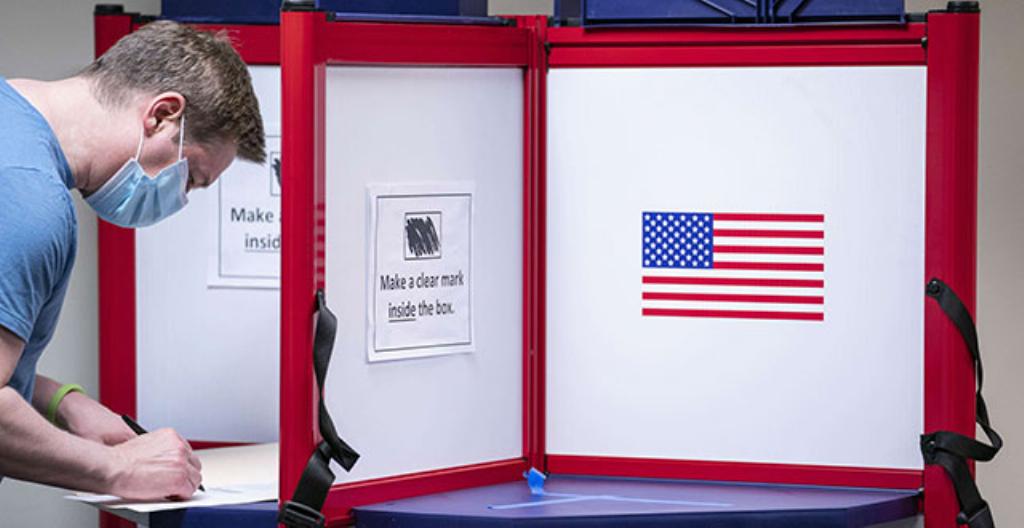 En man förhandsröstar i presidentvalet i USA.