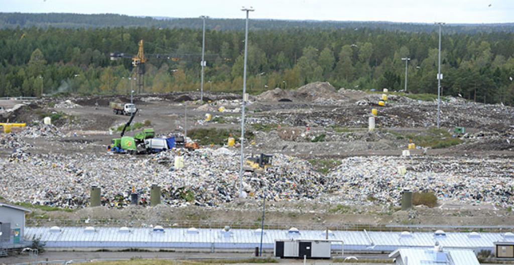 Finländarna slänger fortfarande mycket bioavfall i blandavfallet. Bilden är från soptippen Kärringmossen i Esbo.