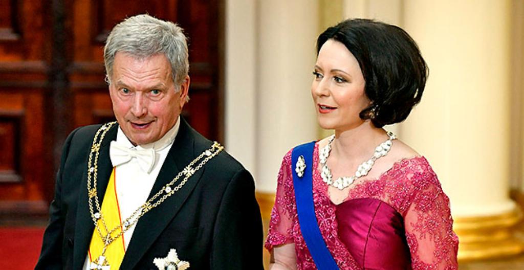 Bilden visar president Sauli Niinistö och fru Jenni Haukio som väntar på gästerna i slottet 2019.