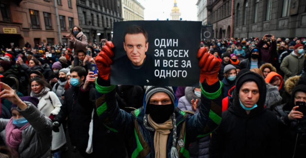 Människor gick ut för att demonstrera på gatorna i S:t Petersburg den 23 januari. Demonstranterna kräver att Aleksej Navalnyj ska släppas fri. 