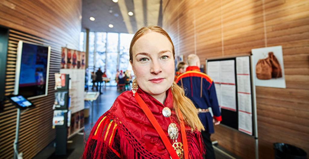 Johanna Alatorvinen klär sig i samedräkt på nationaldagen.
