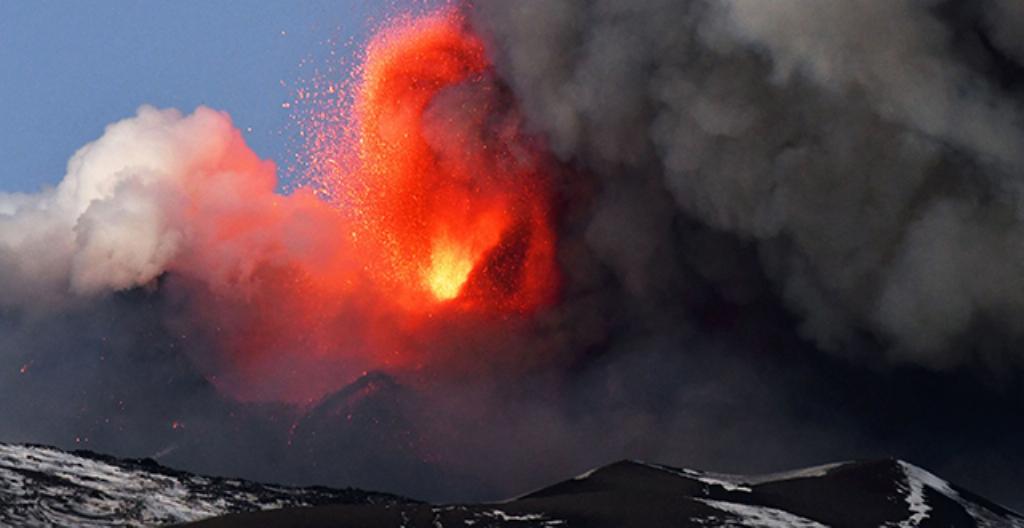 Vulkanen Etna sprutar lava och aska.