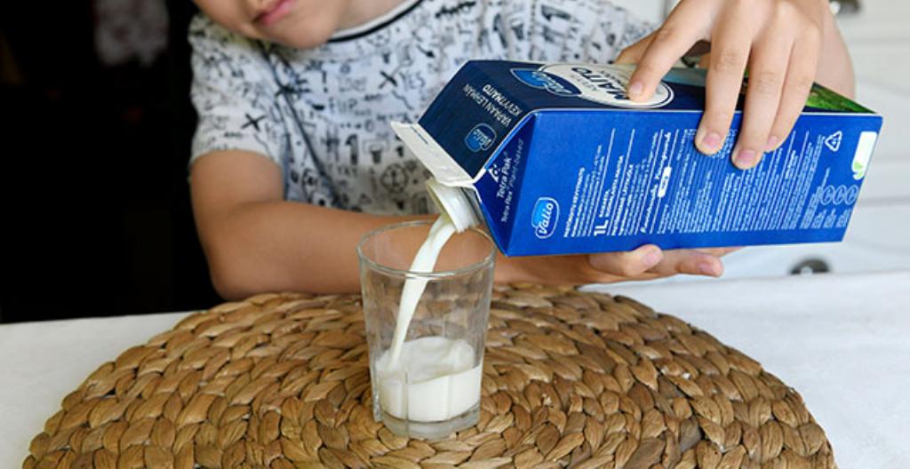 Finländare dricker mindre mjölk än förut. Ändå dricker vi fortfarande mest mjölk i världen.