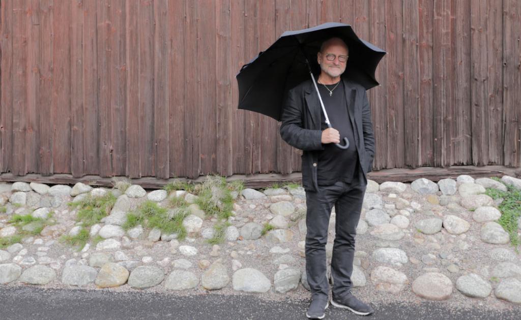Terapeut Tommy Hellsten funderar över varför mobbning är vanligt i Finland