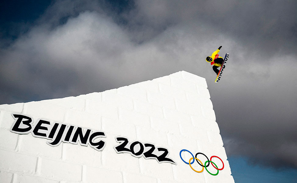 En snowboardåkare i OS i Peking.