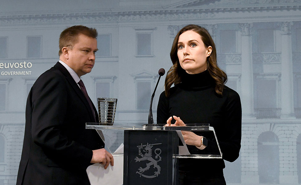 Försvarsminister Antti Kaikkonen och statsminister Sanna Marin.