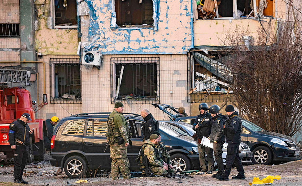 Ukrainska soldater i en förort till Ukrainas huvudstad Kiev.