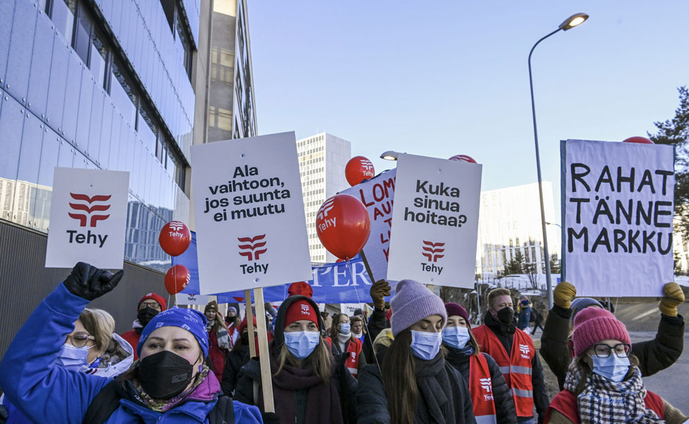 Sjukvårdare demonstrerara vid Mejlans sjukhusområde i Helsingfors.