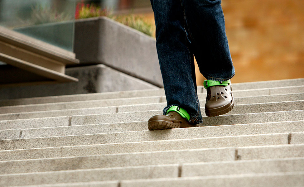 Det är hälsosamt att gå i trappor i stället för att åka hiss.