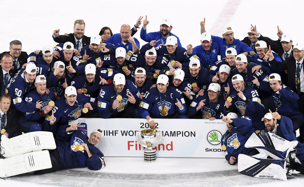 Bilden visar Finlands landslag i ishockey strax efter guldmatchen. Det finländska herrlandslaget i ishockey kallas för Lejonen.