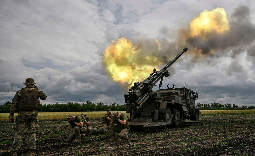 Soldater avfyrar missiler på ett fält.