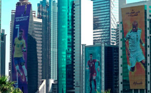 Skyskrapor med bilder av fotbollsspelare på jättestora planscher.