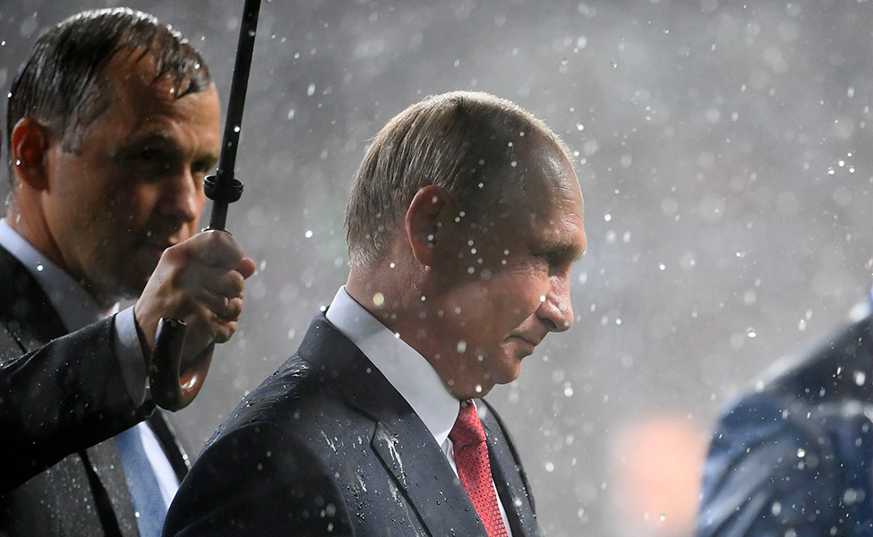 Putin under ett paraply.