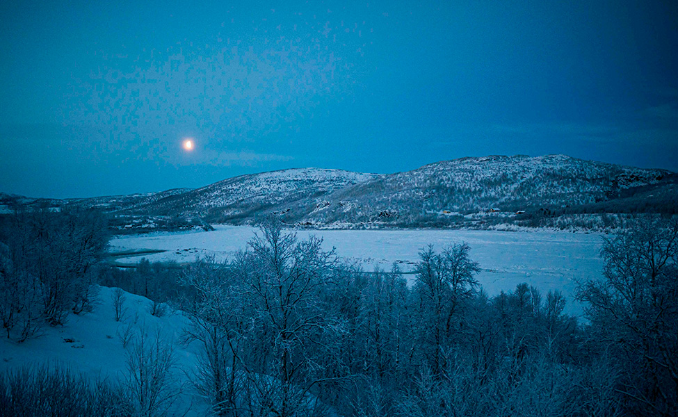 Bilden är tagen i byn Nuorgam i nordligaste Finland. Där räcker mörkertiden över 50 dagar.