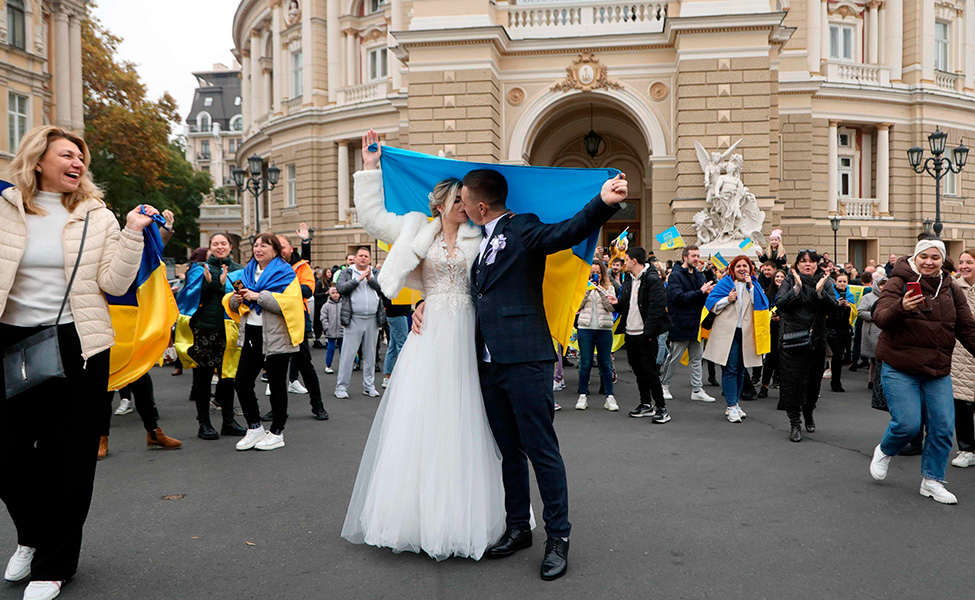 Ett ukrainskt par firade bröllop vid Ukrainas nationalopera i staden Odessa den 12 november. Brudparet håller den ukrainska flaggan.