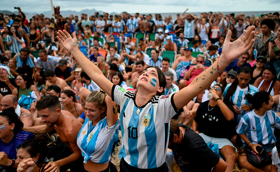 människor firar VM-guldet i Brasilien.