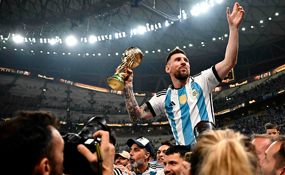 Argentinas lagkapten Lionel Messi och mästarpokalen. Messi gjorde två mål i finalen.