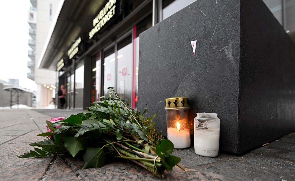 Människor har fört ljus och blommor till köpcentret Iso Omena där en kvinna dog.
