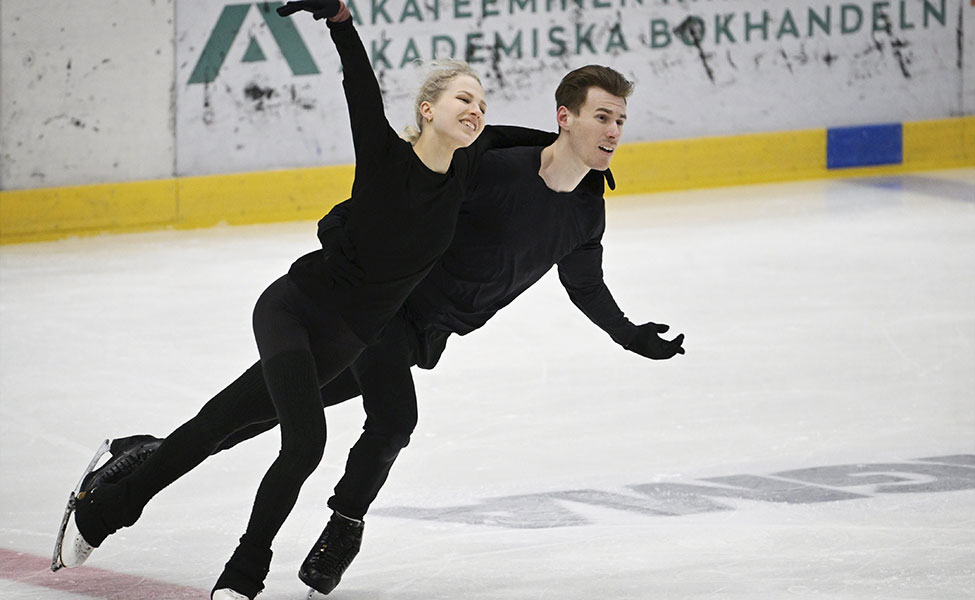 Juulia Turkkila och Matthias Versluis från Finland tävlar i isdans.