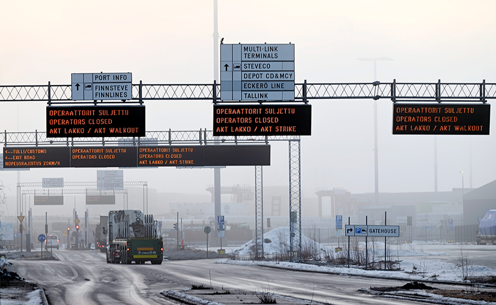 Vy över Nordsjö hamn med vägskyltar. Det finns också skyltar som säger att det är strejk.