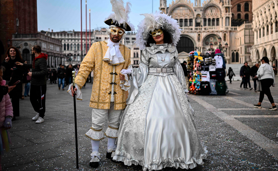 maskeradklädda människor i Venedig.