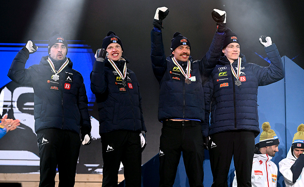 Finlands stafettlag för herrar på prispallen den 3 mars. Bilden visar Ristomatti Hakola (till vänster), Iivo Niskanen, Perttu Hyvärinen och Niko Anttola (längst till höger).