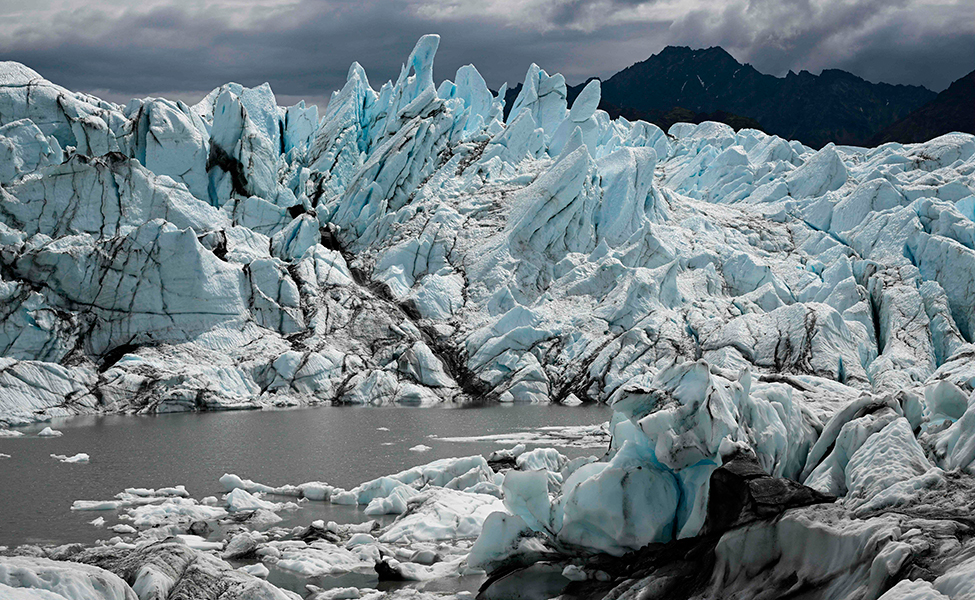Bilden visar en glaciär i Alaska i USA.