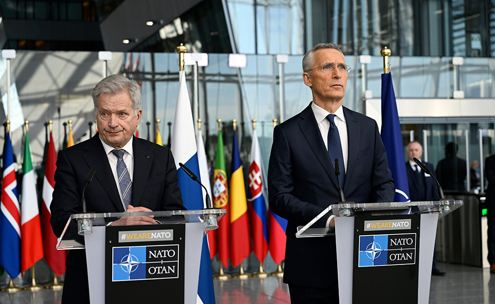 På bilden ses Finlands president Sauli Niinistö (till vänster) och Natos generalsekreterare Jens Stoltenberg. Bilden är tagen i Bryssel den 4 april.