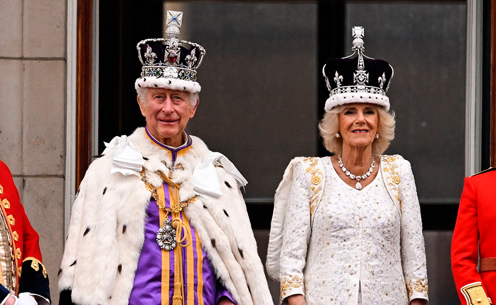 Kung Charles III och drottning Camilla med kronor.