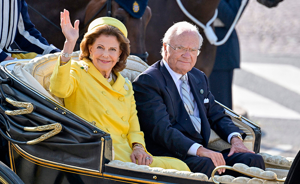 Sveriges kung Carl XVI Gustaf och drottning Silvia kom till festen i en vagn dragen av hästar.
