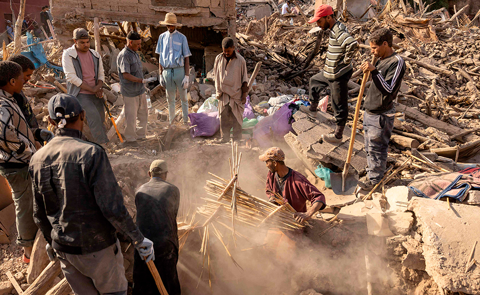 Frivilliga människor hjälper till med räddningsarbetet efter jordbävningen i Marocko.
