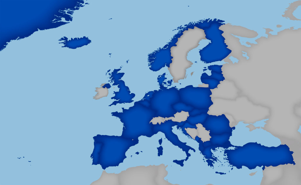 På kartan är Natos medlemsländer utmärkta med mörkblått.