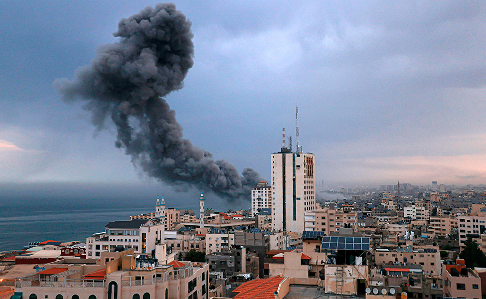Svart rök i Gaza.