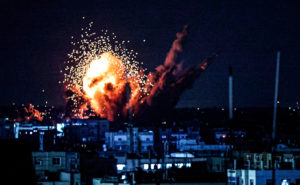 bomb exploderar i Gaza.