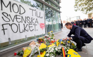 Sveriges statsminister Ulf Kristersson vid blomster.