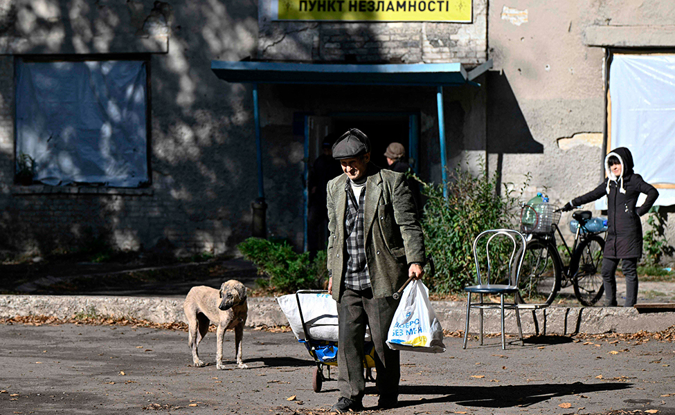 En 84-årig man hämtar mat i regionen Donetsk i Ukraina.